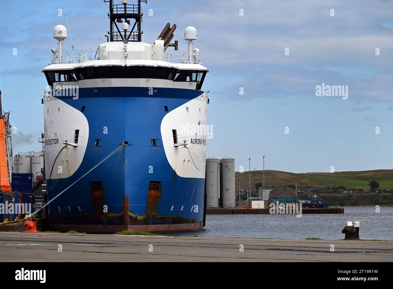 Una barca logistica per le piattaforme petrolifere del Mare del Nord ormeggiate nel porto di Aberdeen, in Scozia. Foto Stock