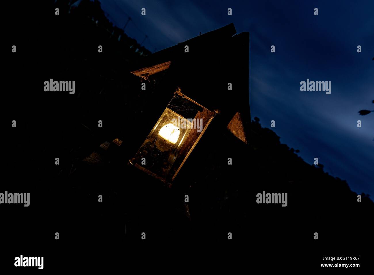 Mestieri in legno per la decorazione di lampade per esterni Foto Stock