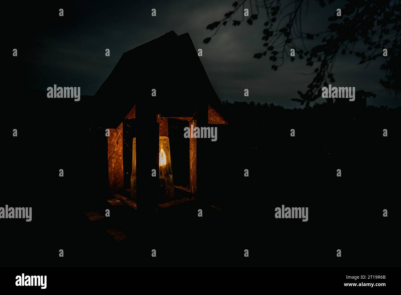 Mestieri in legno per la decorazione di lampade per esterni Foto Stock