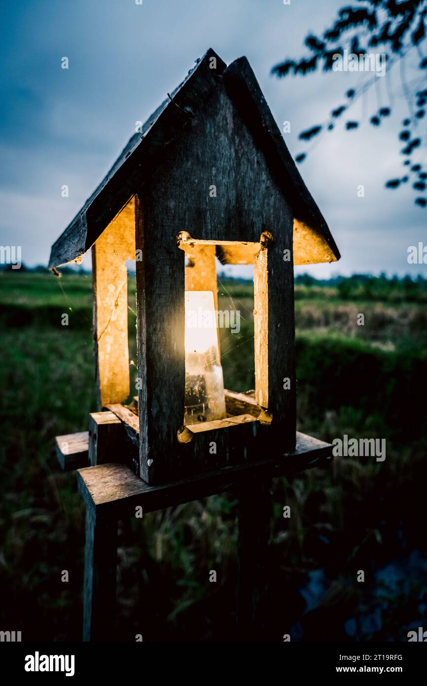 Mestieri in legno per la decorazione di lampade per esterni Foto Stock