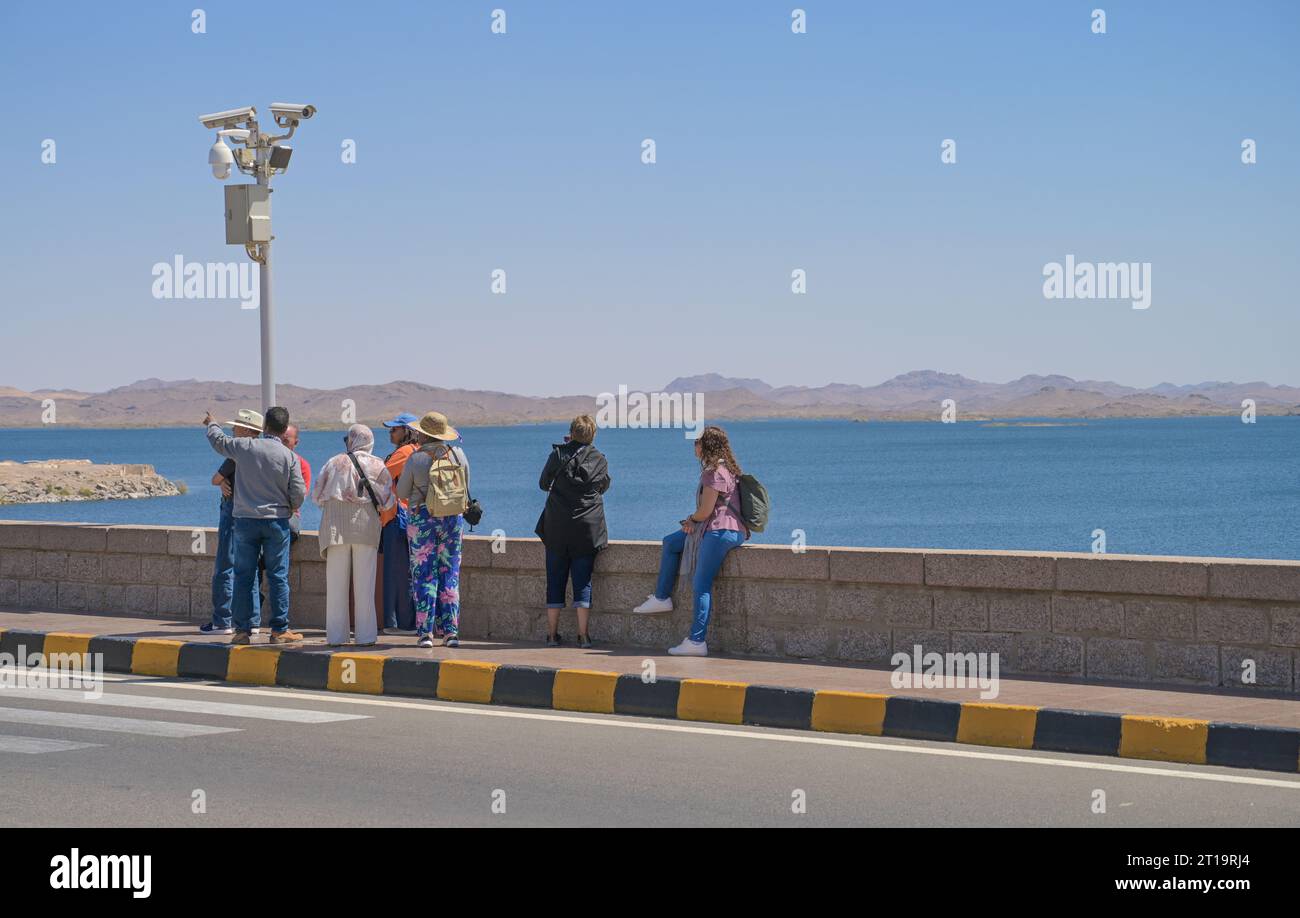 Touristen, Nasser-Stausee, Staudamm, Assuan, Ägypten Foto Stock