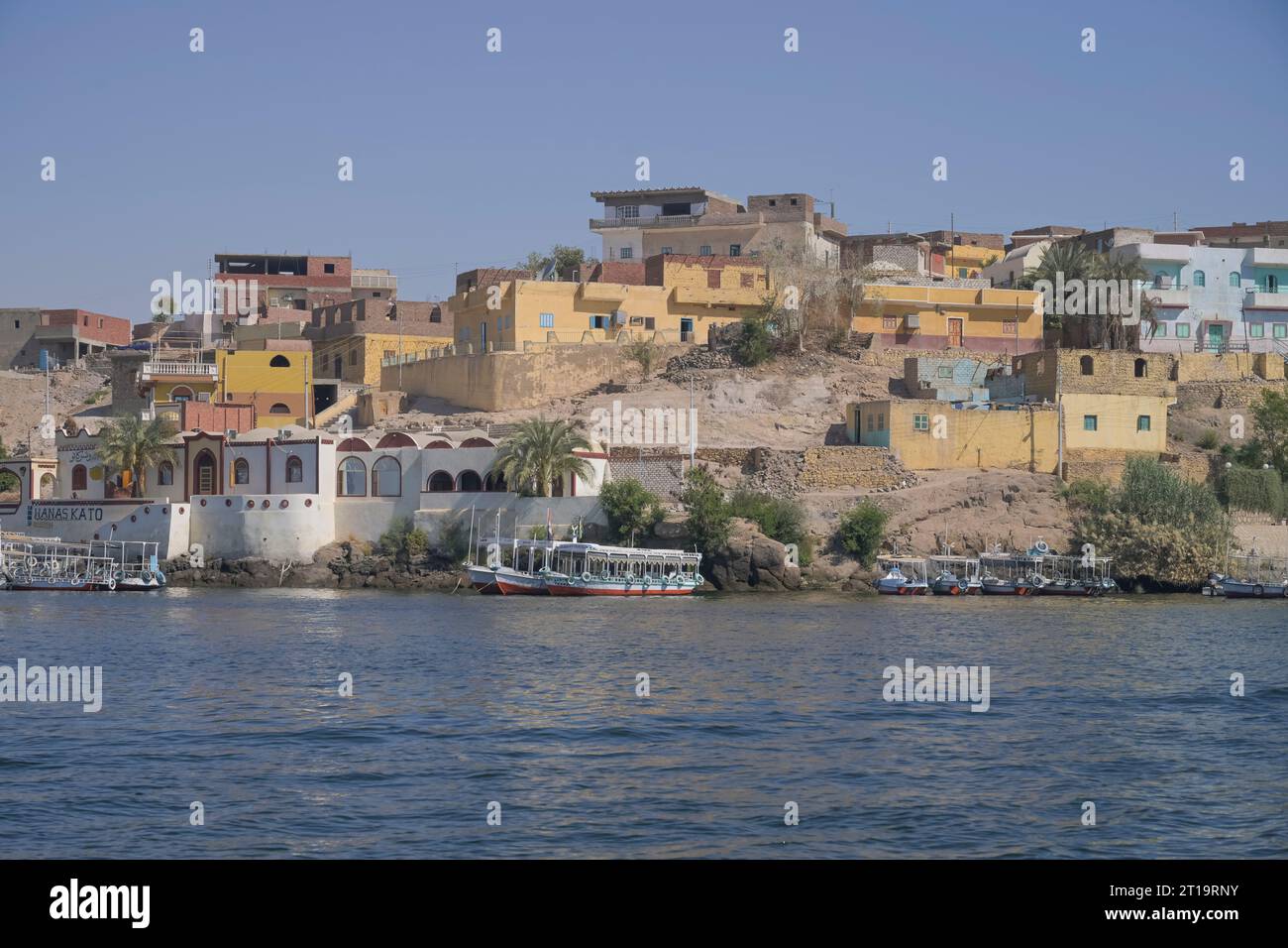 Wohnhäuser am alten Assuan-Stausee nahe Insel Philae, Assuan, Ägypten Foto Stock