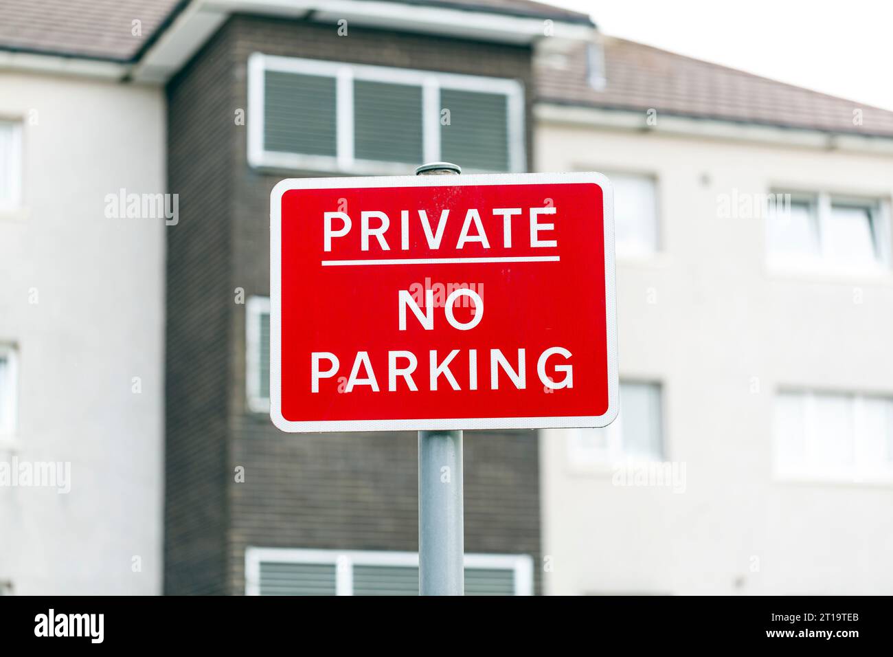 Cartello privato No Parking di fronte a un edificio residenziale Foto Stock
