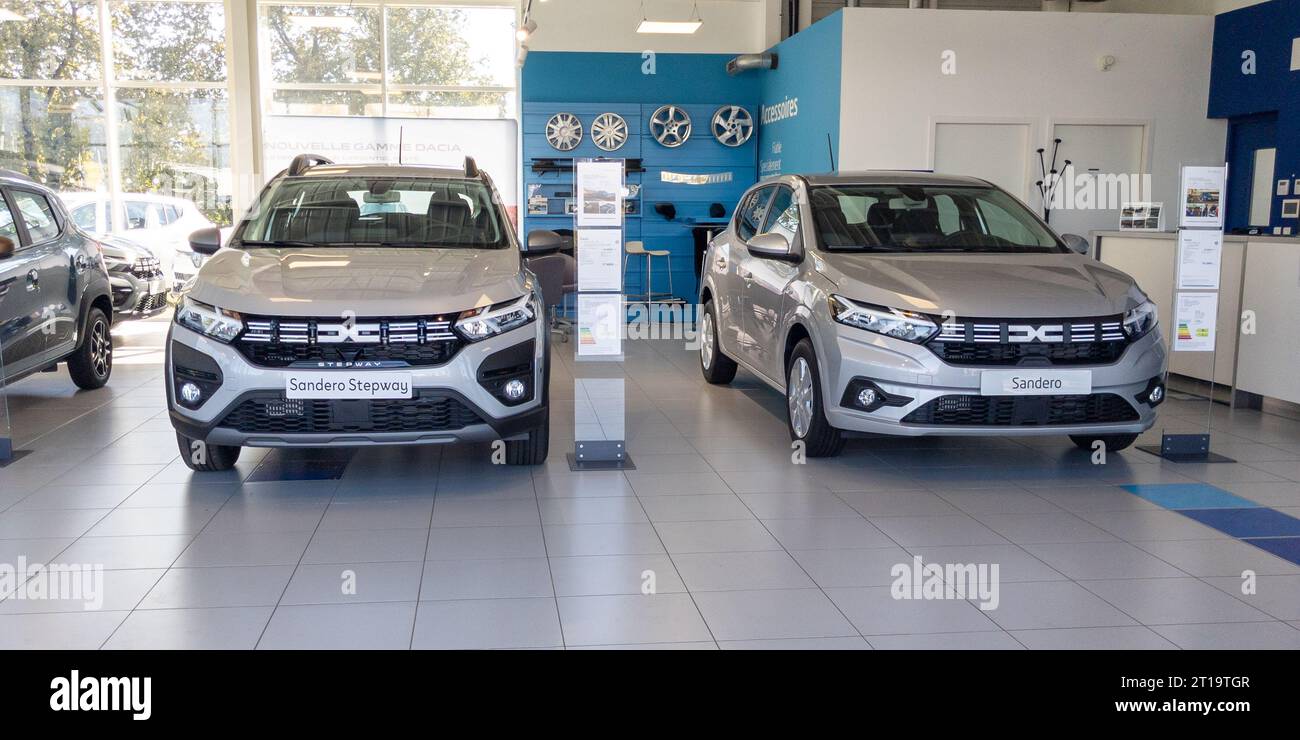 Bordeaux , Francia - 10 11 2023 : Dacia nuovo e moderno negozio interno con sandero e stepway romania concessionaria di auto dalla romania Foto Stock