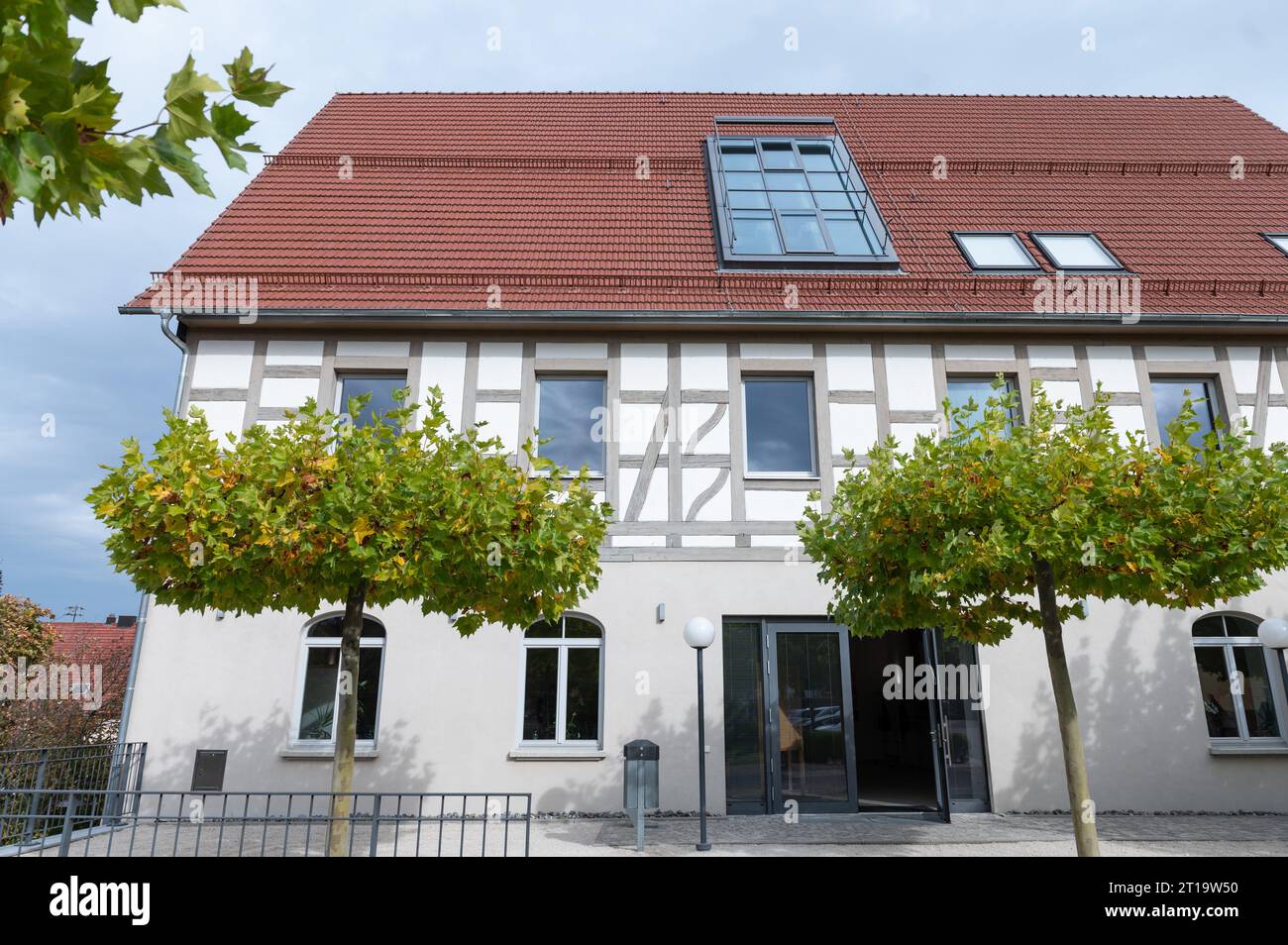 Geislingen, Germania. 12 ottobre 2023. Foto esterna del Bürger- und Vereinshaus Harmonie durante una riunione dei cittadini sul sito di sbarco previsto per i soldati d'élite paracadutisti del KSK nel dominio statale di Waldhof. Crediti: Silas Stein/dpa/Alamy Live News Foto Stock