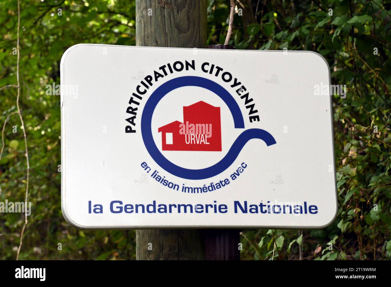 Un cartello stradale nella frazione di Urval, Dordogna, Francia, per dire che questo villaggio partecipa a uno schema simile al UK Neighbourhood Watch. Foto Stock