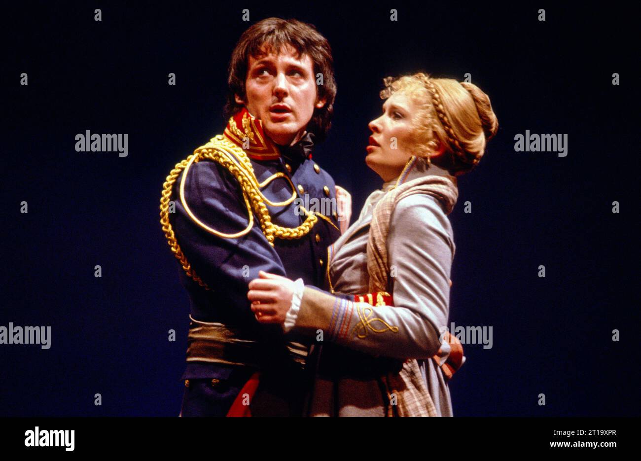 Patrick Drury (Principe Friedrich Arthur di Homburg), Lindsay Duncan (Principessa Natalie di Orange) in IL PRINCIPE DI HOMBURG di Heinrich von Kleist al Cottesloe Theatre, National Theatre (NT), Londra SE1 22/04/1982 in una versione di John James design: Alison Chitty illuminazione: Stephen Wentworth regista: John Burgess Foto Stock