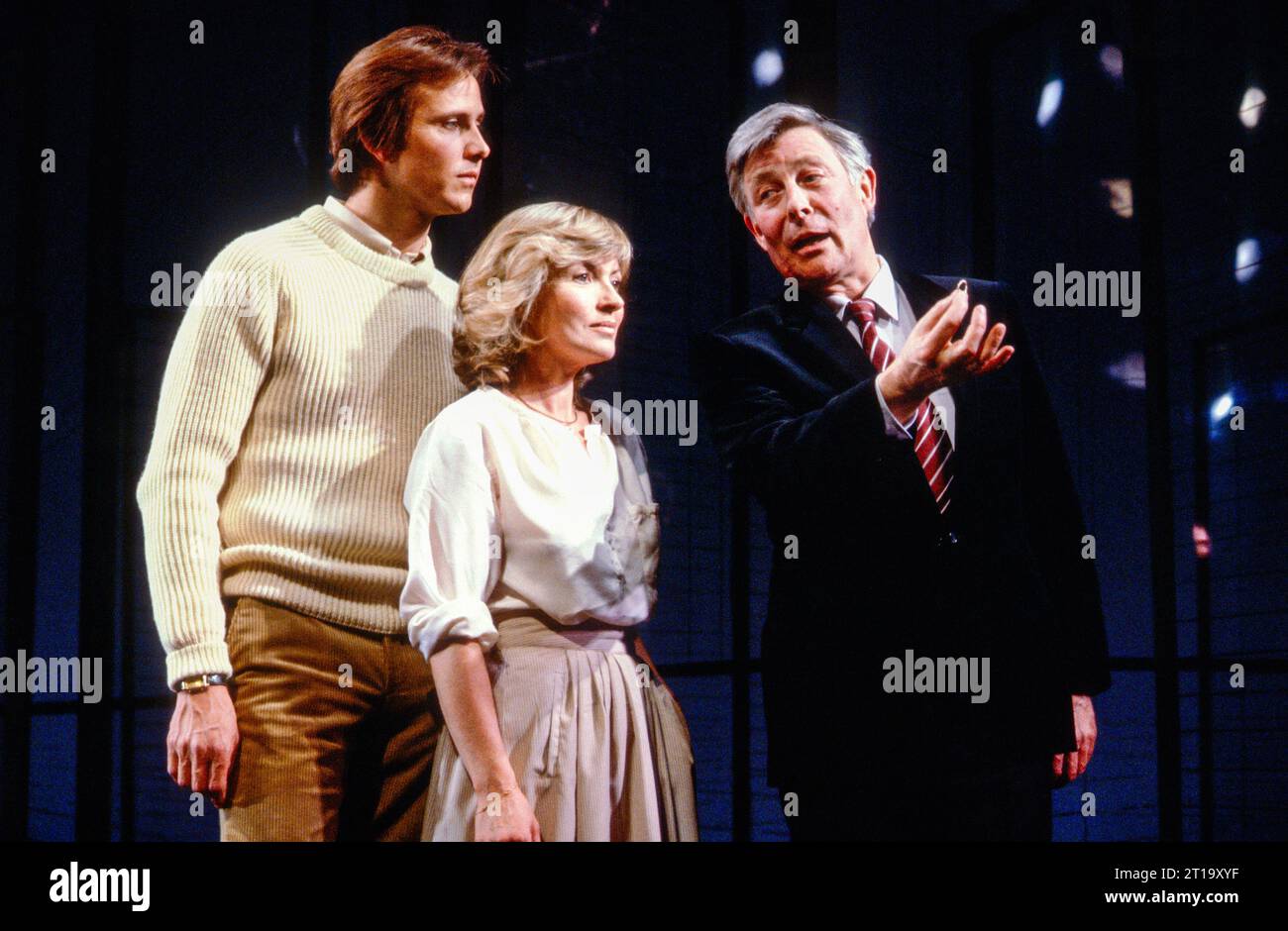 l-r: Christopher Blake (Andrew), Hannah Gordon (Teresa), Paul Daneman (Adam) nella GIOIELLERIA di Karol Wojtyla al Westminster Theatre, Londra SW1 25/05/1982 traduzione inglese: Boleslaw Taborski Music: Martin Best set design: Daphne dare Costumes: Ann Curtis illuminazione: Leonard Tucker regista: Robin Phillips Foto Stock