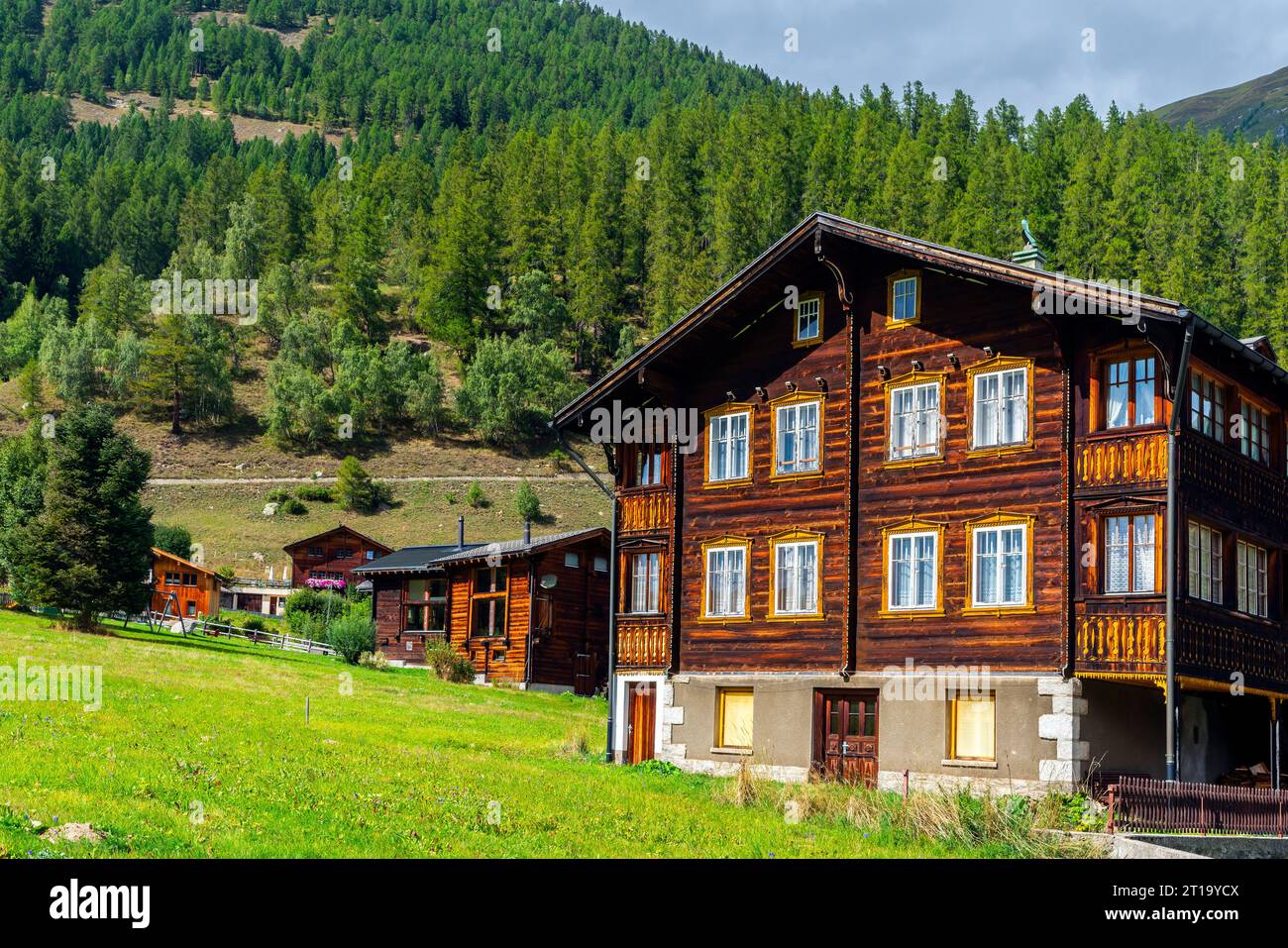 Tradizionali case alpine in legno a Geschinen, cantone del Vallese in Svizzera. Foto Stock