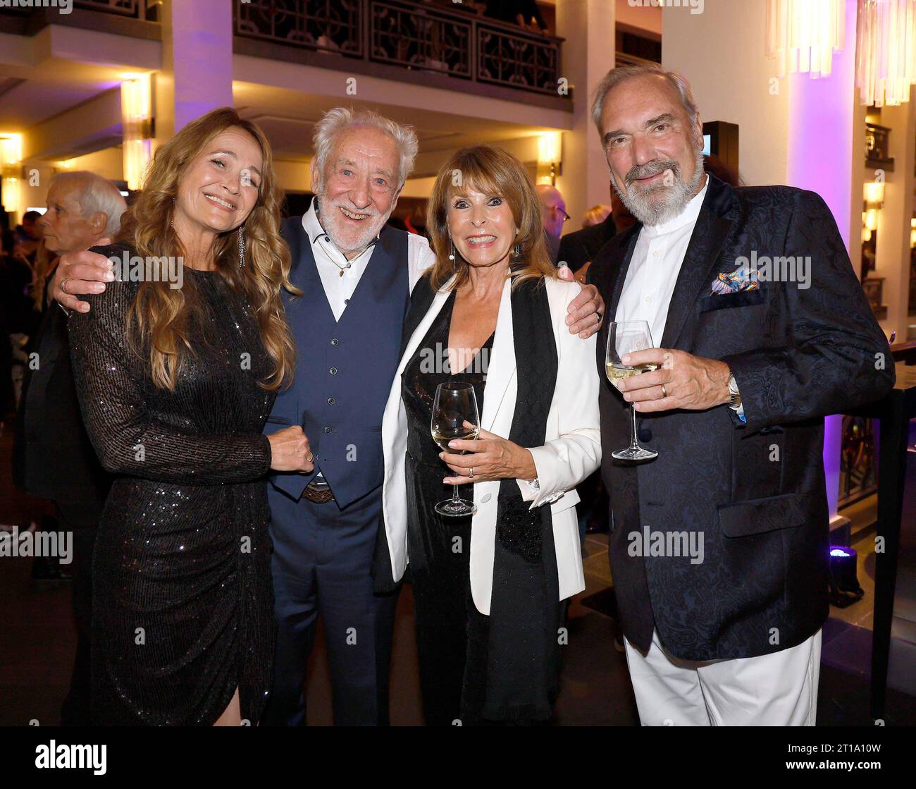 Christiane Hallervorden mit Ehemann Dieter Hallervorden, Ireen Sheer mit Ehemann Klaus-Jürgen Kahl bei FALLING IN LOVE Grand Show Weltpremiere im Friedrichstadt-Palast Berlin. *** Christiane Hallervorden con il marito Dieter Hallervorden, Ireen Sheer con il marito Klaus Jürgen Kahl alla prima mondiale del FALLING IN LOVE Grand Show al Friedrichstadt Palast di Berlino Credit: Imago/Alamy Live News Foto Stock