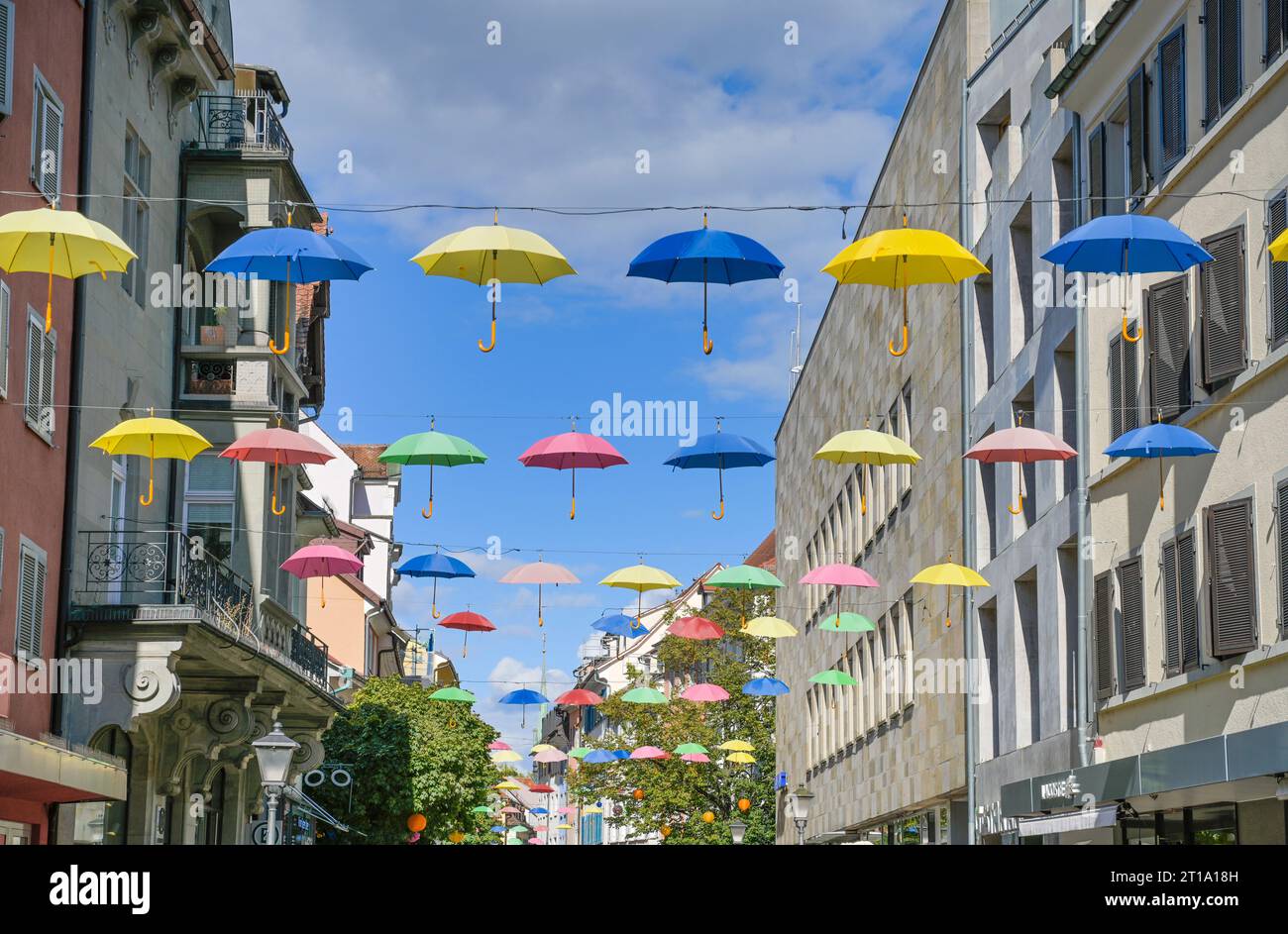 Regenschirme, dekoration, Einkaufsstraße, Fußgängerzone, Hussenstraße, Konstanz, Baden-Württemberg, Germania Foto Stock