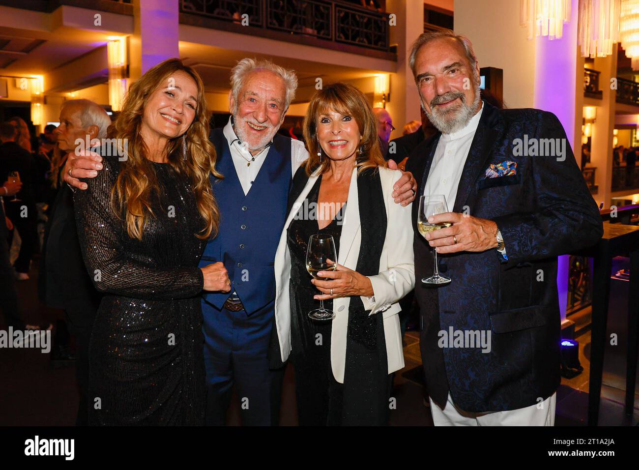 Christiane Hallervorden mit Ehemann Dieter Hallervorden, Ireen Sheer mit Ehemann Klaus-Jürgen Kahl bei FALLING IN LOVE Grand Show Weltpremiere im Friedrichstadt-Palast Berlin. *** Christiane Hallervorden con il marito Dieter Hallervorden, Ireen Sheer con il marito Klaus Jürgen Kahl alla prima mondiale del FALLING IN LOVE Grand Show al Friedrichstadt Palast di Berlino Credit: Imago/Alamy Live News Foto Stock