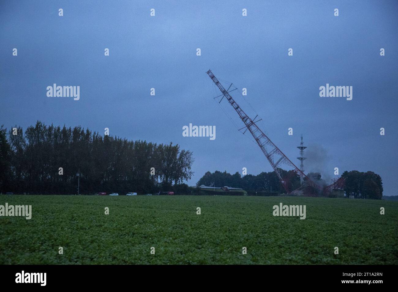 La figura mostra la demolizione esplosiva di un'ex antenna NATO a Court-Saint-Etienne, giovedì 12 ottobre 2023. Questa antenna NATO si trova in un'area particolarmente sensibile, tra cui: Un tubo del gas ad alta pressione, un'antenna della rete Astrid e un serbatoio di acqua potabile. Più alto dell'Atomium, misura 162 metri di altezza. Risalente agli anni '1950, questa torre era dotata di radar di protezione e rilevamento NATO. Tecnologie come i satelliti lo hanno reso obsoleto. BELGA FOTO NICOLAS MAETERLINCK Foto Stock