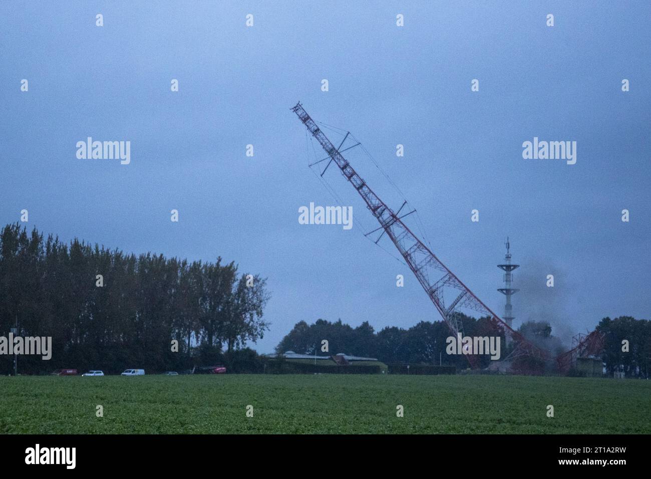 La figura mostra la demolizione esplosiva di un'ex antenna NATO a Court-Saint-Etienne, giovedì 12 ottobre 2023. Questa antenna NATO si trova in un'area particolarmente sensibile, tra cui: Un tubo del gas ad alta pressione, un'antenna della rete Astrid e un serbatoio di acqua potabile. Più alto dell'Atomium, misura 162 metri di altezza. Risalente agli anni '1950, questa torre era dotata di radar di protezione e rilevamento NATO. Tecnologie come i satelliti lo hanno reso obsoleto. BELGA FOTO NICOLAS MAETERLINCK Foto Stock