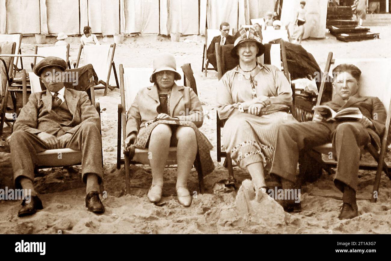 I turisti non si divertono sulla spiaggia negli anni '1920 Foto Stock