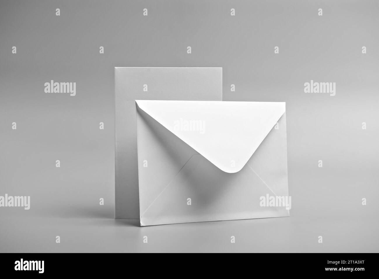 Una busta bianca di lettere con un biglietto Foto Stock