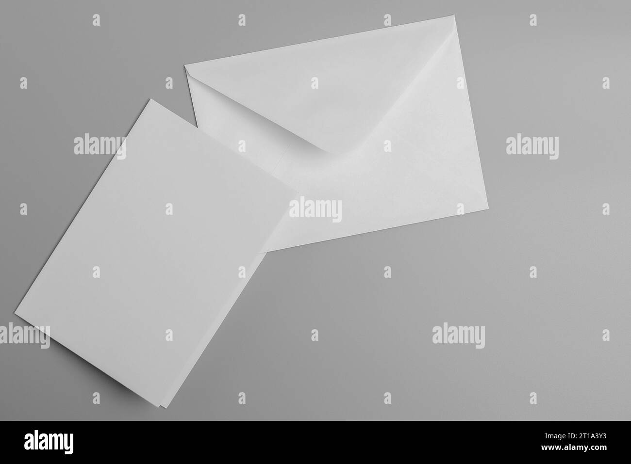 Una busta bianca di lettere con un biglietto Foto Stock