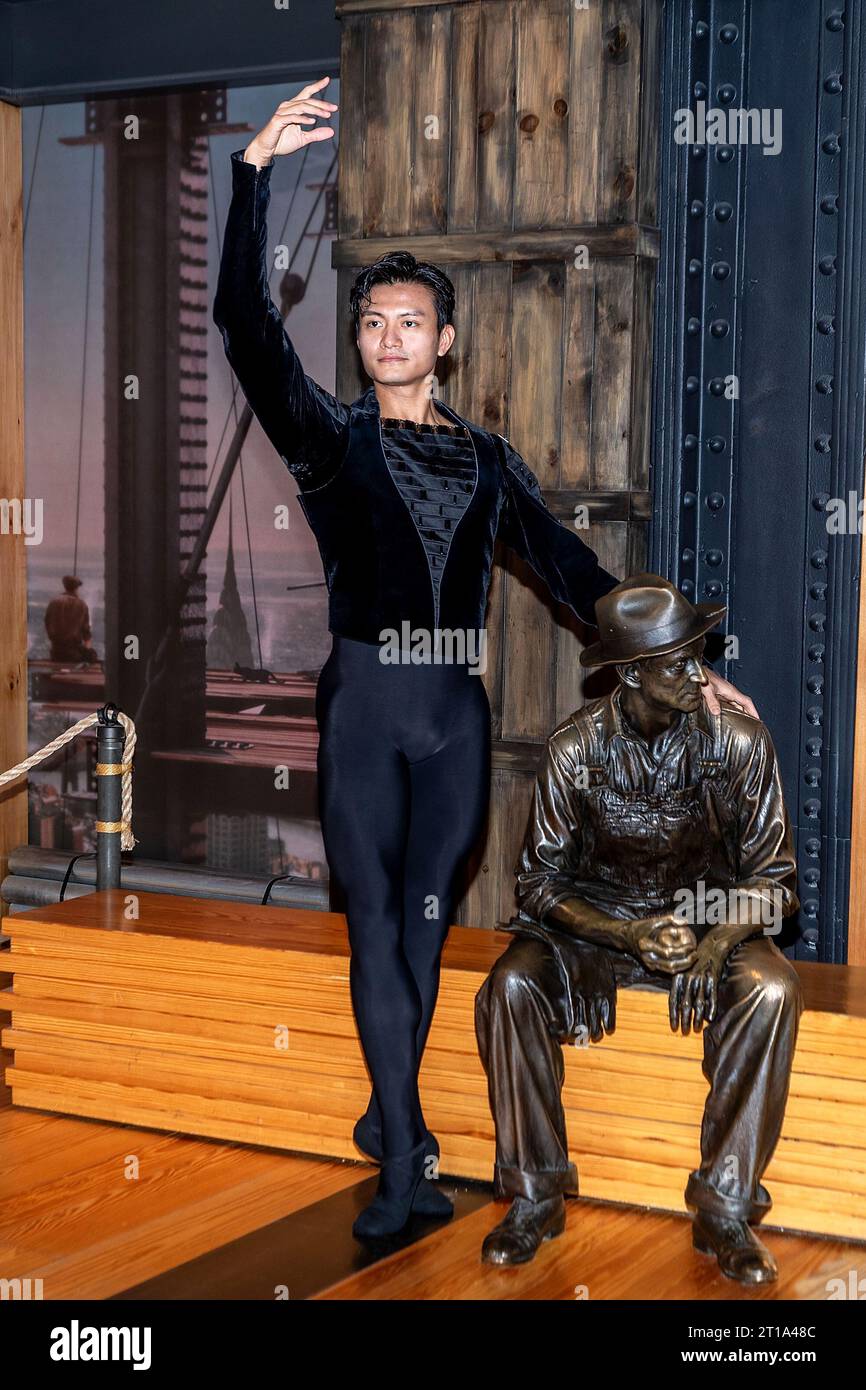 New York, NY, USA. 11 ottobre 2023. Chun Wai Chan all'illuminazione cerimoniale dell'Empire State Building nel BLU BALANCHINE per celebrare il 75° anniversario del New York City Ballet all'Empire State Building. Crediti: Steve Mack/Alamy Live News Foto Stock