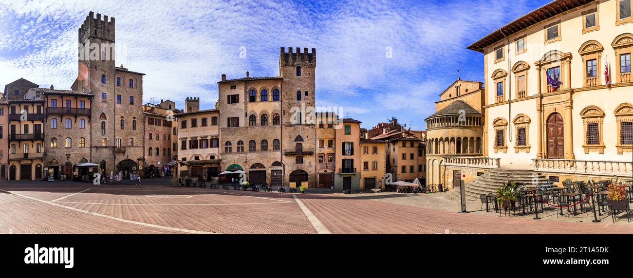 Viaggi in Italia e luoghi panoramici. Arezzo - bellissima cittadina medievale in Toscana . Vista panoramica della piazza principale della città - Piazza grande Foto Stock