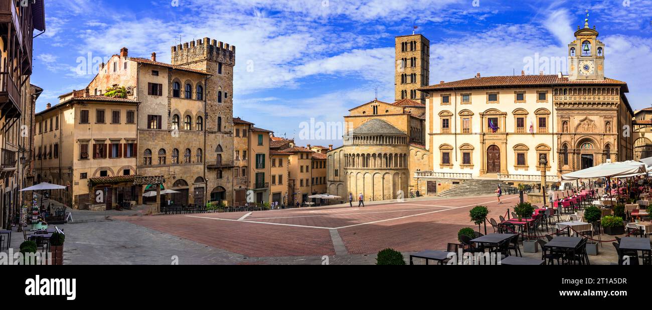 Viaggi in Italia e luoghi panoramici. Arezzo - bellissima cittadina medievale in Toscana . Vista panoramica della piazza principale della città - Piazza grande Foto Stock