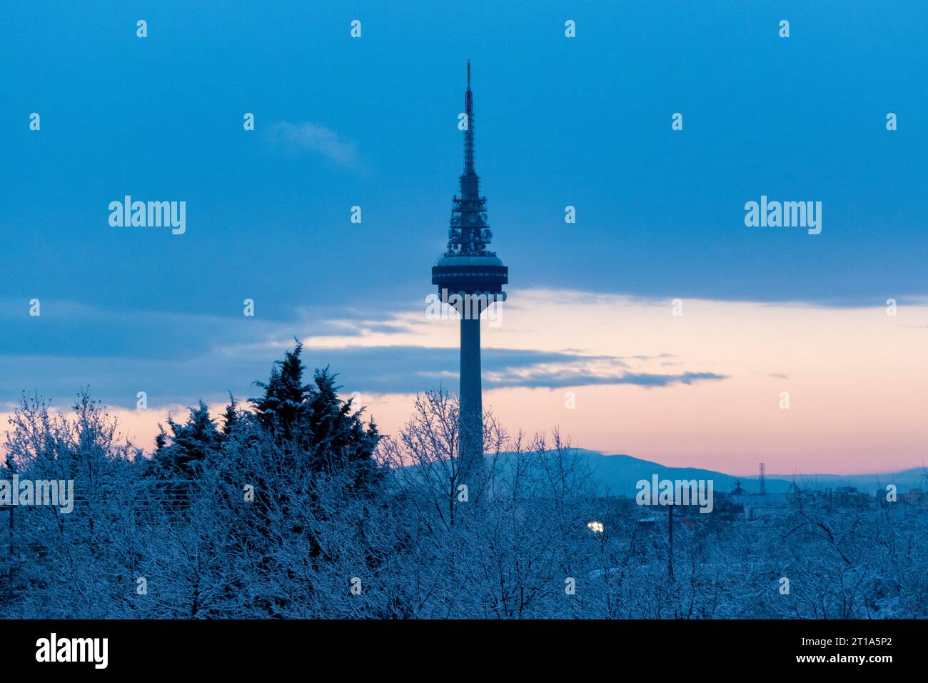 torre tv di Madrid in inverno Foto Stock