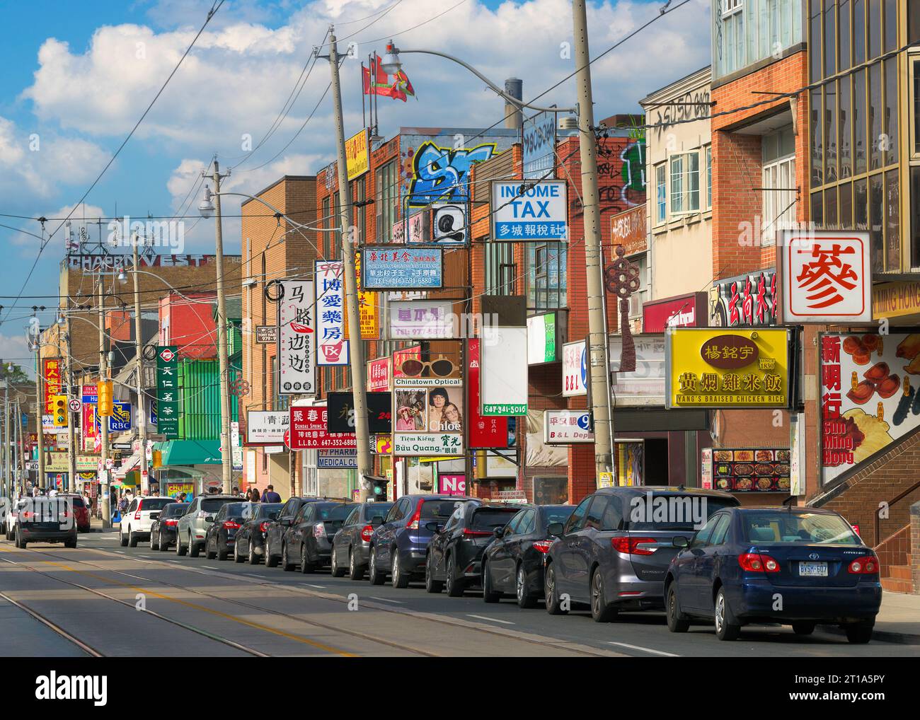 Insegne colorate ed edifici del quartiere Chinatown dall'angolo tra Beverley e Dunas Street a Toronto, Ontario Foto Stock