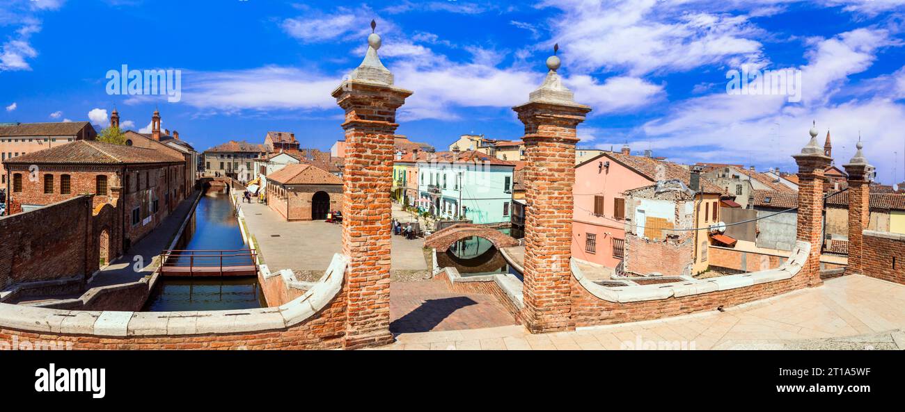Comacchio - incantevole borgo medievale con canali di strada famosi come la piccola Venezia in Emilia Romagna. Foto Stock