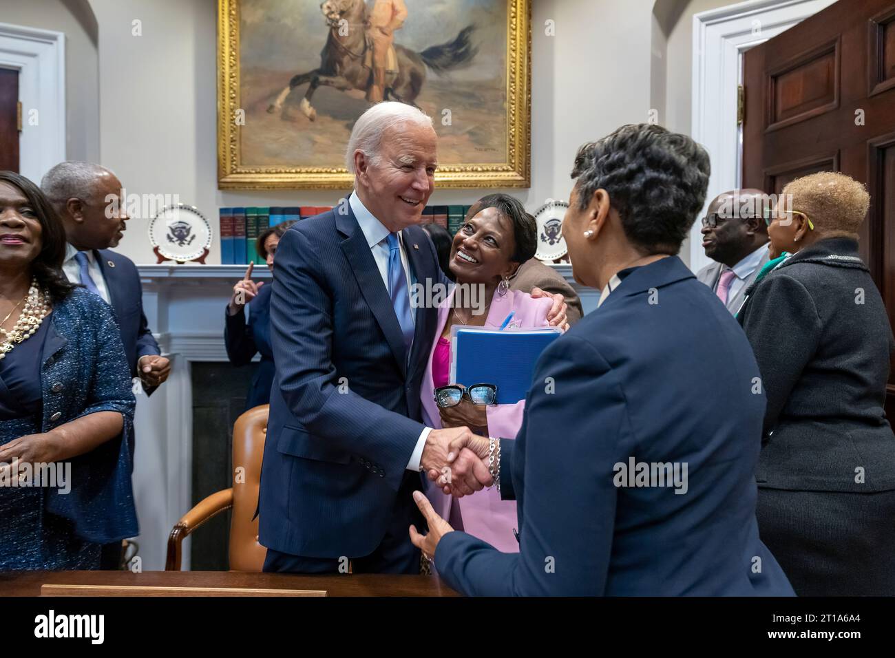 Il presidente Joe Biden partecipa a un incontro con il vicepresidente Kamala Harris e il Board of Advisors on Storically Black Colleges and Universities (HBCU), lunedì 25 settembre 2023, nella sala Roosevelt della Casa Bianca. (Foto ufficiale della Casa Bianca di Cameron Smith) Foto Stock