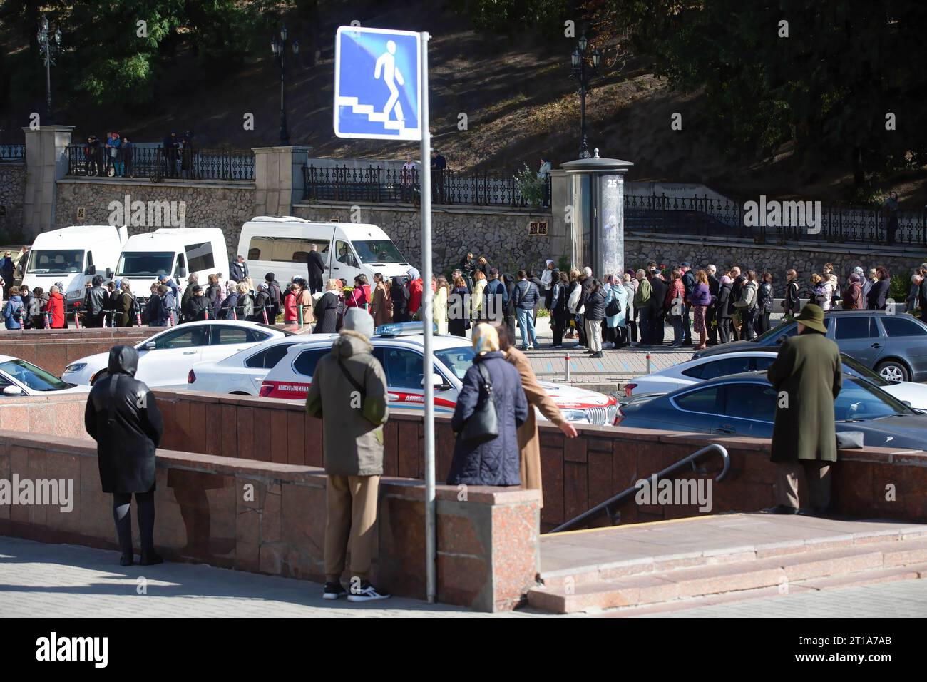 Kiev, Ucraina. 11 ottobre 2023. La gente partecipa ai funerali della cantante folk Ucraina Nina Matviienko alla Filarmonica di Stato. La cantante folk Nina Matviienko morì di malattia l'8 ottobre 2023 all'età di 75 anni. (Foto di Oleksii Chumachenko/SOPA Image/Sipa USA) credito: SIPA USA/Alamy Live News Foto Stock