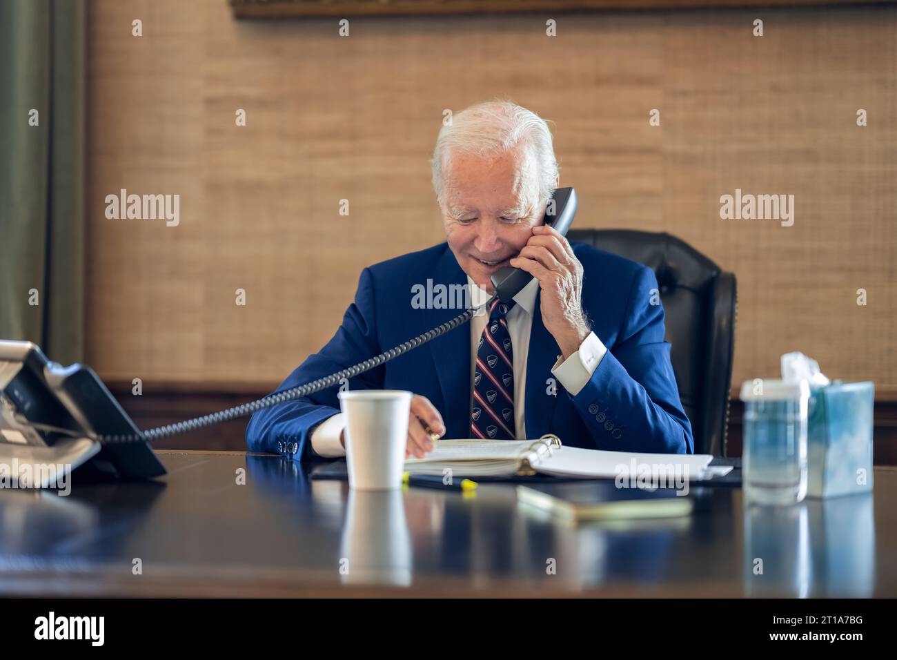 Il presidente Joe Biden partecipa a una chiamata con 11 leader mondiali sull'Ucraina, martedì 3 ottobre 2023, nella sala del trattato della Casa Bianca. (Foto ufficiale della Casa Bianca di Adam Schultz) Foto Stock