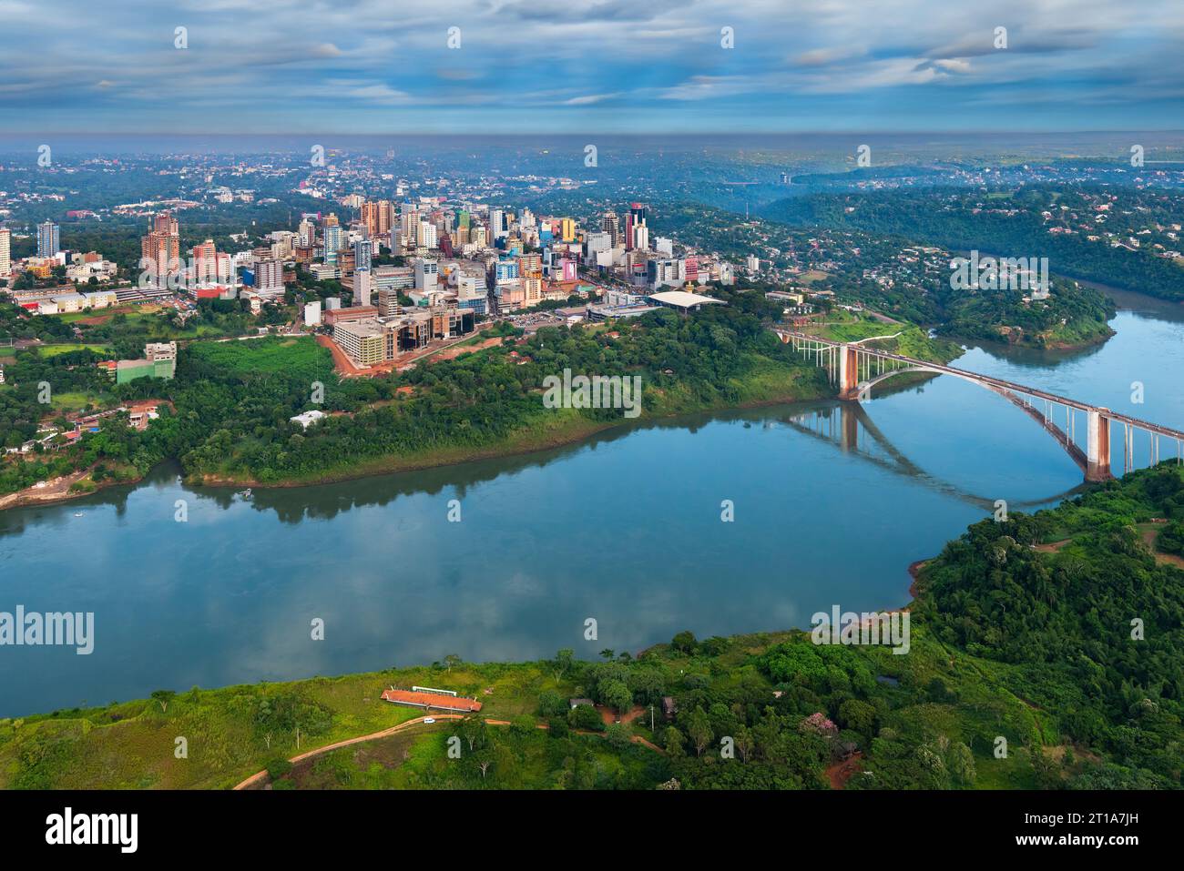 Vista aerea della città paraguaiana di Ciudad del Este e del Ponte dell'amicizia, che collega Paraguay e Brasile attraverso il confine sul fiume Parana, Foto Stock