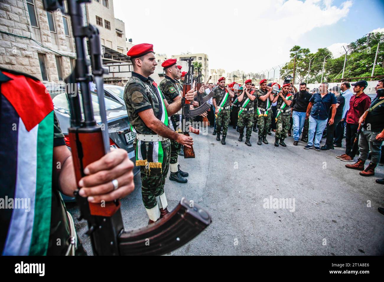 Nablus, Palestina. 12 ottobre 2023. (NOTA DELL'EDITORE: L'immagine raffigura la morte)le guardie d'Onore trasportano i corpi di due palestinesi uccisi da coloni ebrei durante il funerale e anche i parenti uccisi dai proiettili dei coloni nella città di Qasra, a sud di Nablus, in Cisgiordania. I coloni ebrei armati hanno intercettato i funerali di quattro palestinesi uccisi ieri, poi hanno aperto il fuoco sui luttuosi, uccidendo altri due palestinesi e ferendone altri, vicino alla città palestinese di Qasra. (Foto di Nasser Ishtayeh/SOPA Images/Sipa USA) credito: SIPA USA/Alamy Live News Foto Stock