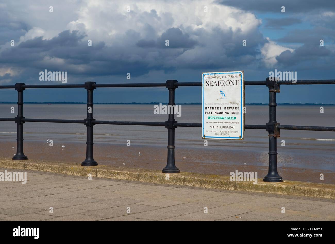 Benvenuto al cartello sul lungomare di Cleethorpes sulle ringhiere del ballo Foto Stock