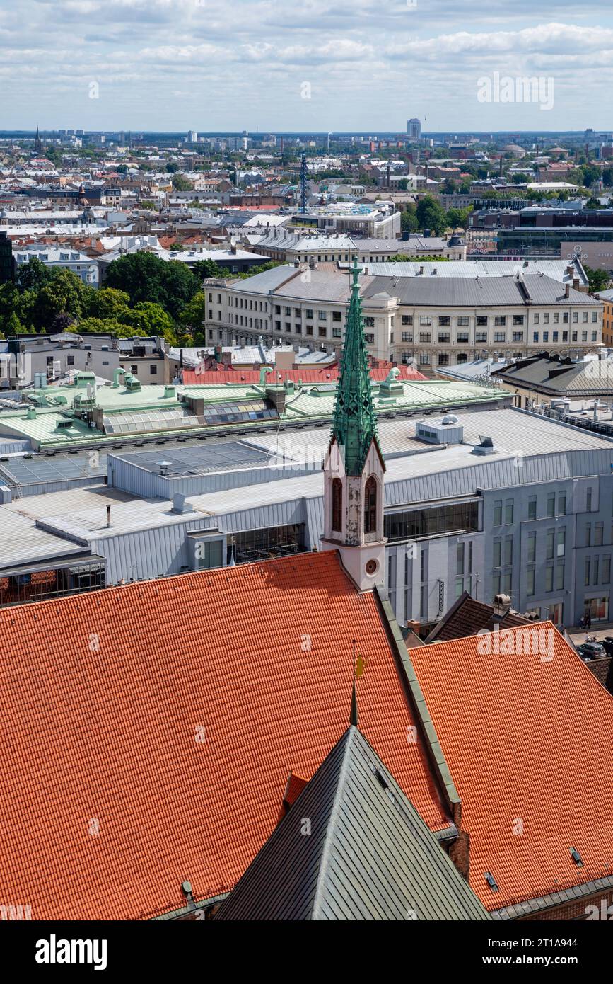 Vista ad alto angolo di riga, Lettonia, da R gas SV t P tera bazn CA con SV t J a Eva liski luterisk bazn CA. Foto Stock