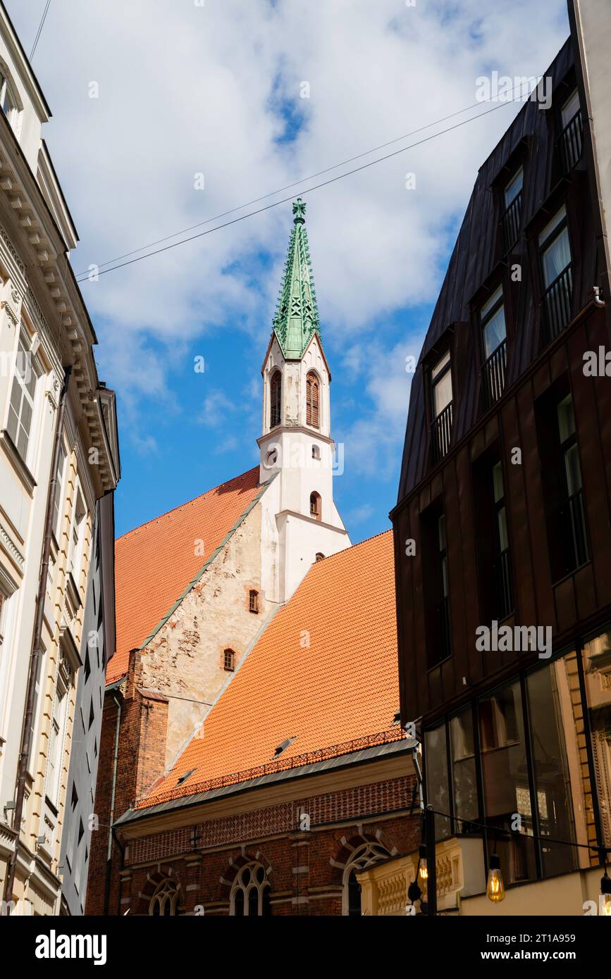 Scena di strada da Vecpils ta (città vecchia), riga, Lettonia, con SV t J a Eva liski luterisk bazn CA. Foto Stock