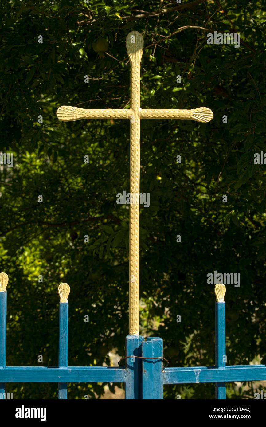 Croce dorata di ferro, monastero di Zavala in Bosnia ed Erzegovina Foto Stock
