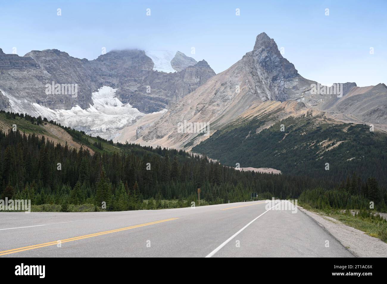 Una strada tra le montagne canadesi. Banff National Park, Alberta, Canada. Foto Stock