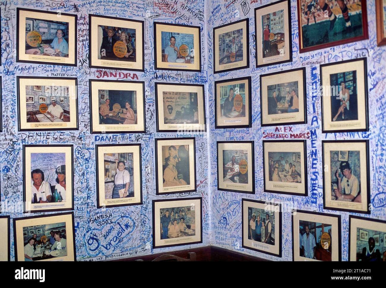 Cuba Havana la Bodeguita del Medio l'interno del luogo con le pareti coperte da foto di illustri frequentatori e firme dei visitatori Foto Stock