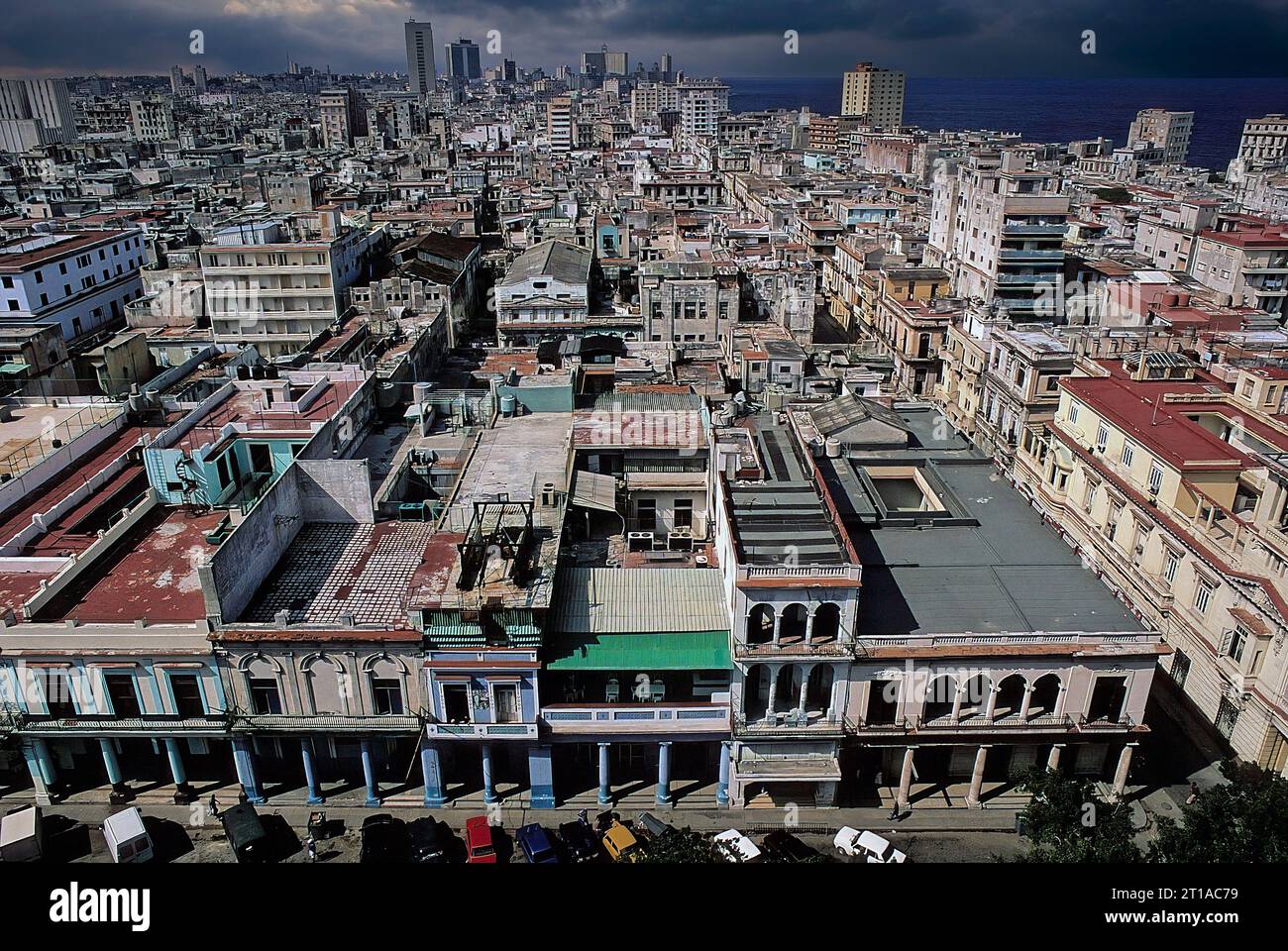 Cuba l'Avana in primo piano la città vecchia sullo sfondo i grattacieli di Vedado, la parte nuova della città Foto Stock