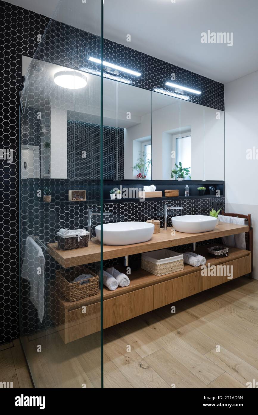 Armadio con due lavandini nel bagno della casa moderna Foto Stock