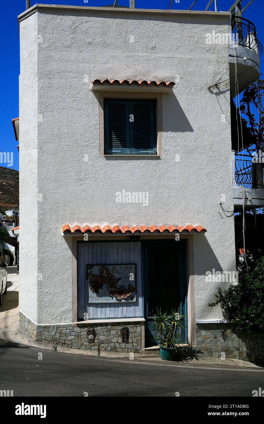 Edificio bianco sulla strada principale, Livadia con mappa dell'isola di Tilos, isola di Tilos. Data di inizio giugno/luglio 2023. Foto Stock