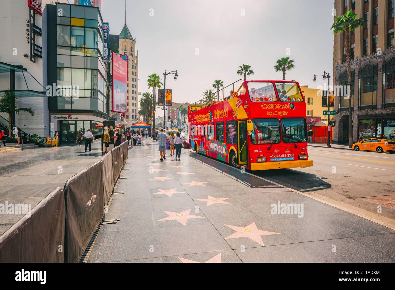 Hollywood, California, USA - 26 aprile 2023. I tour in autobus con vista panoramica iniziano da Hollywood Boulevard Foto Stock