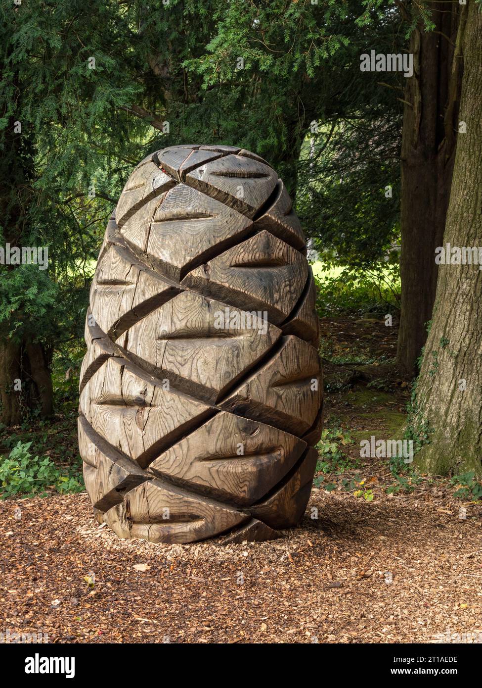 Grande scultura in legno di cono di pino intagliato, Westonbirt Arboretum, Gloucestershire, Inghilterra, Regno Unito Foto Stock