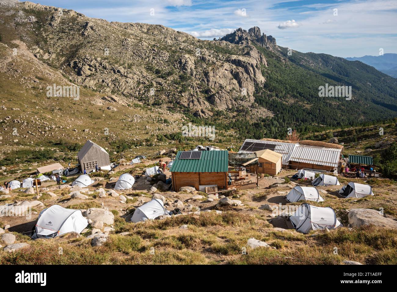 Rifugio Asinau e bivacco con Aiguilles de Bavella in lontananza, GR20, Corsica, Francia Foto Stock