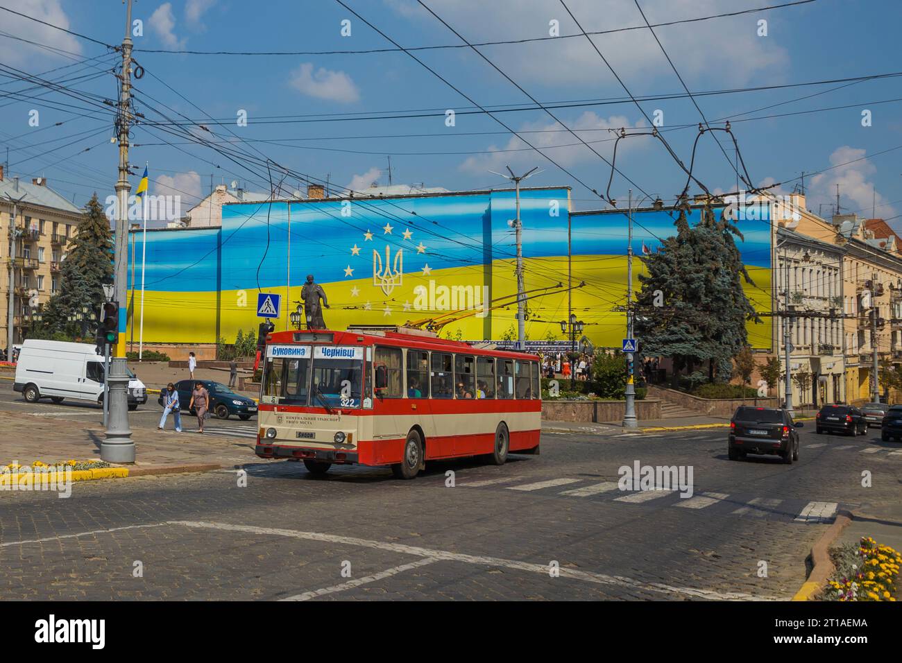 21.08.2023. Ucraina, Chernivtsi. Filobus Skoda 14tr con grande bandiera ucraina nel centro della città. Foto Stock