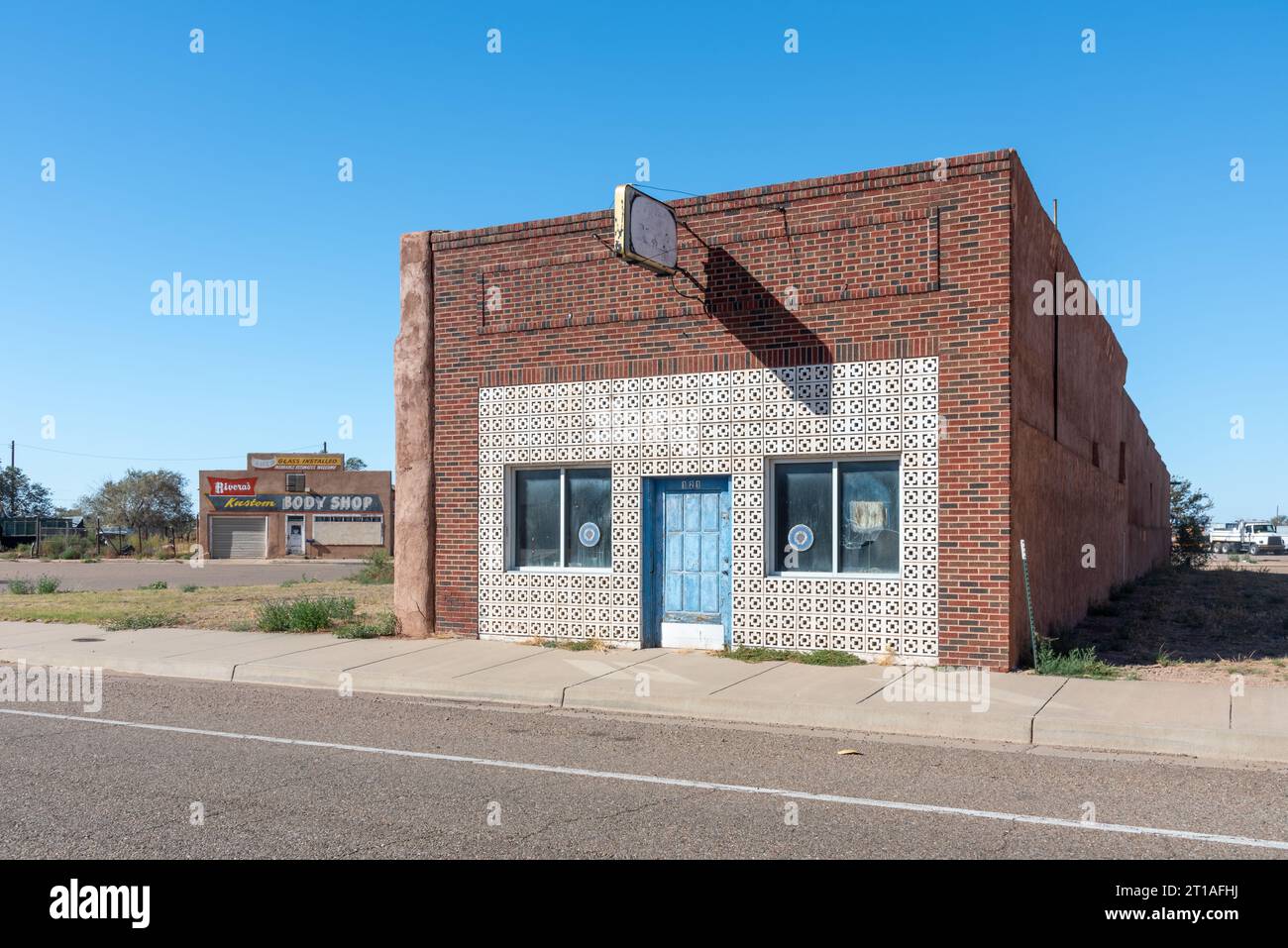 Edificio vuoto in mattoni piani con mattoni sulla facciata, Once la Chiquita Lounge, chiuso al 1993, Tucumcari, Quay County, New Mexico, USA. Foto Stock