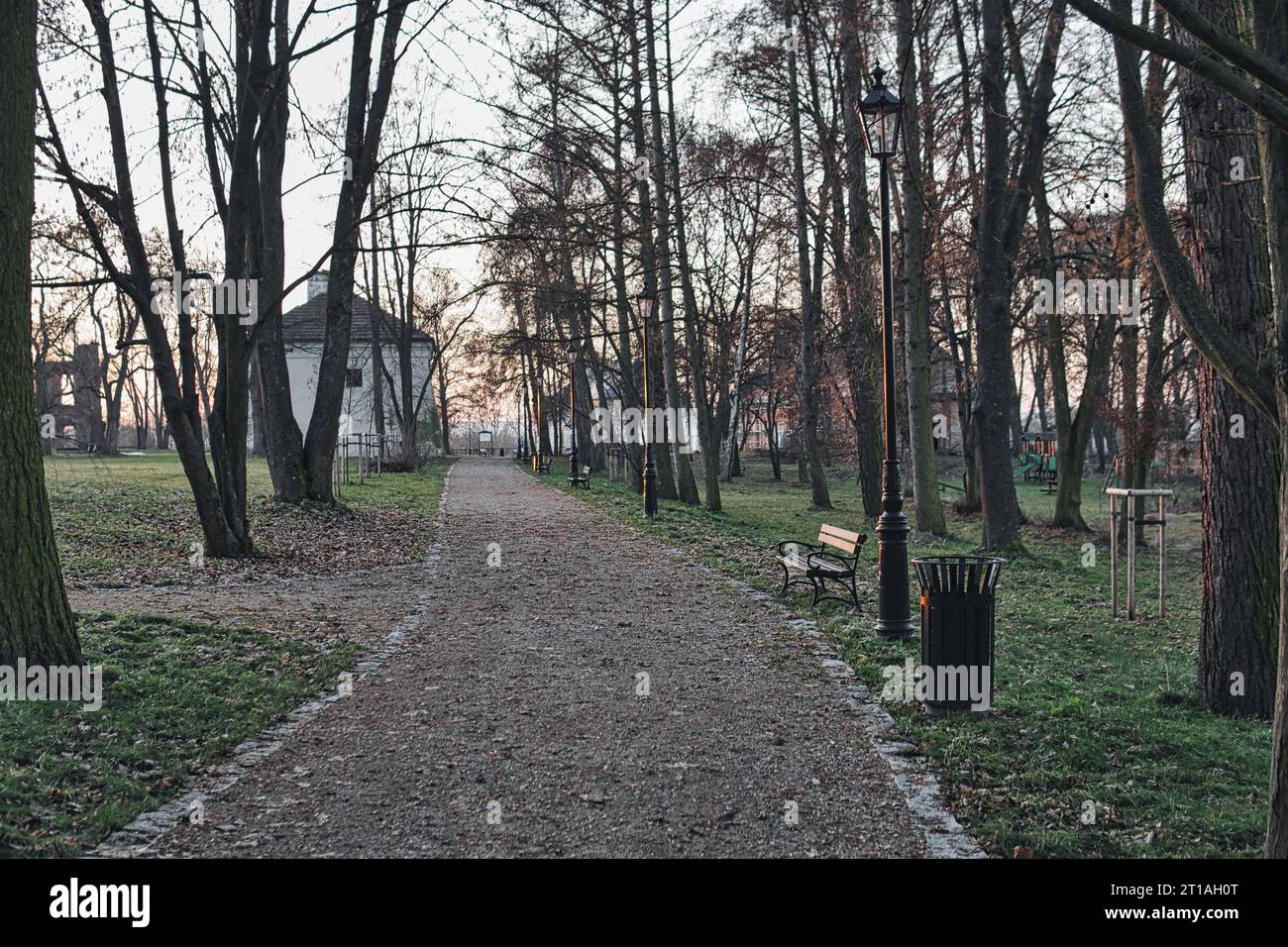 sentiero in ghiaia attraverso un parco con alberi Foto Stock