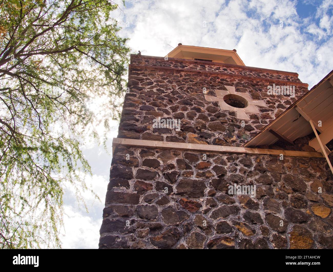 La storica torre di avvistamento di roccia lavica in una giornata di sole al Kona Inn Shopping Village nel centro di Kailua-Kona, sulla Big Island delle Hawaii. Foto Stock