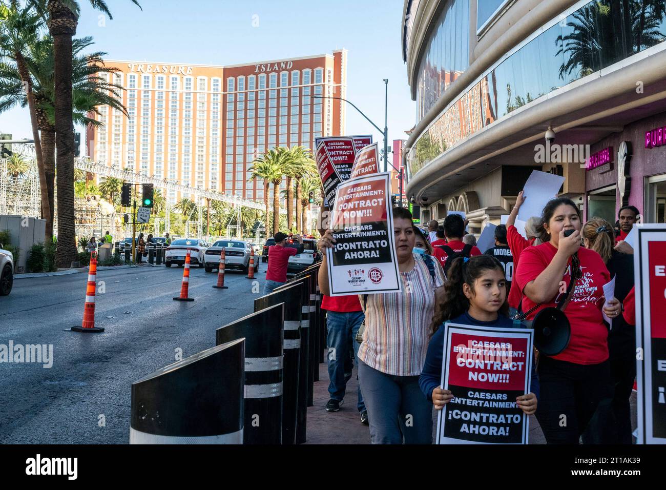 LAS VEGAS, Nevada - 12 ottobre 2023: Picchetto culinario dei lavoratori sindacali sulla Las Vegas Strip a Las Vegas, Nevada. Copyright: XDeeCeexCarterx credito: Imago/Alamy Live News Foto Stock