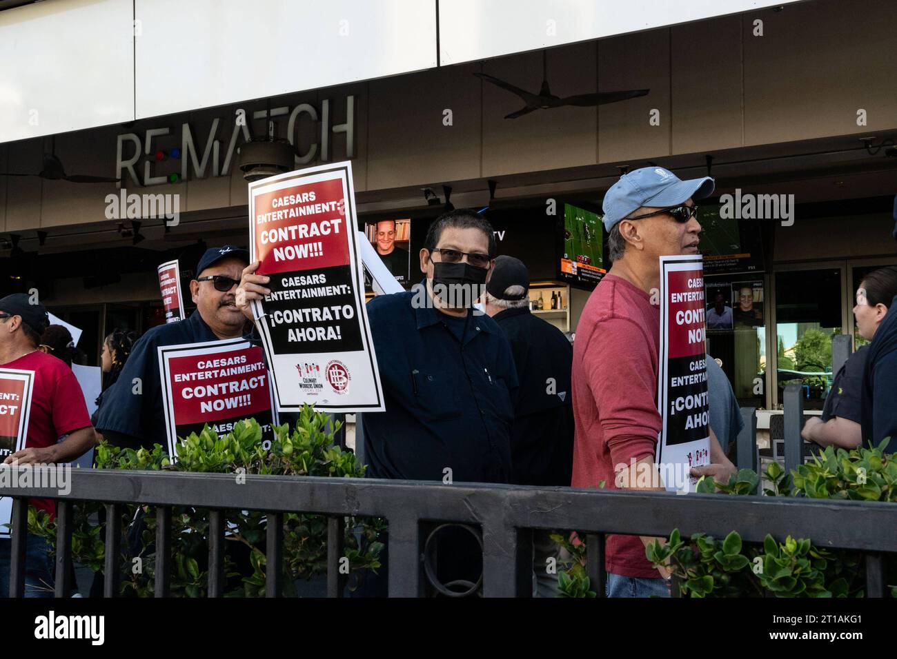 LAS VEGAS, Nevada - 12 ottobre 2023: Picchetto culinario dei lavoratori sindacali sulla Las Vegas Strip a Las Vegas, Nevada. Copyright: XDeeCeexCarterx credito: Imago/Alamy Live News Foto Stock